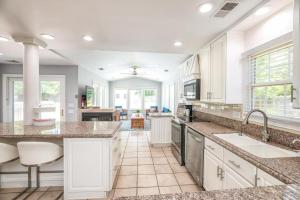 una gran cocina con armarios blancos y una gran isla en 413 Camway Drive en Wilmington