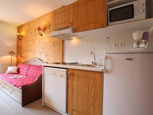 Appartement Pelvoux, 2 pièces, 6 personnes - FR-1-330G-3にあるキッチンまたは簡易キッチン