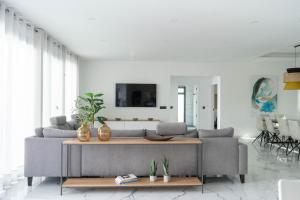a living room with a couch and a table at Villa Lemar in Urda