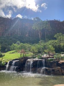 卡皮托利烏的住宿－Pousada Jipe Canastra，山前瀑布,长颈鹿