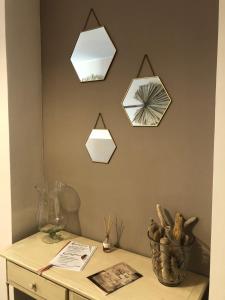 Cette chambre comprend une table avec un miroir et une étagère. dans l'établissement A DUE PASSI DAL MARE (citra 008065-LT-0237), à Vintimille