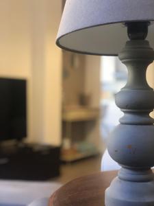 une lampe assise au-dessus d'une table en bois dans l'établissement A DUE PASSI DAL MARE (citra 008065-LT-0237), à Vintimille