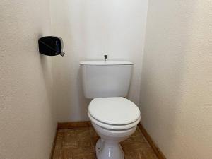 bagno con servizi igienici bianchi in camera di Appartement Puy Saint Vincent 1400, 2 pièces, 6 personnes - FR-1-330G-65 a Puy-Saint-Vincent