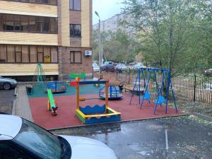 einen Spielplatz auf einem Parkplatz neben einem Gebäude in der Unterkunft Olive Home in Oral