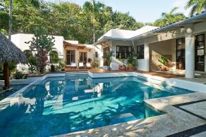 uma piscina em frente a uma casa em Paradise Beach Lodge em Malpais