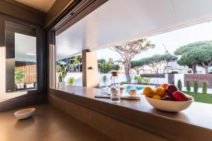a bowl of fruit sitting on a window sill at SIAT VIVIENDAS Villa carretera LA BARROSA in Chiclana de la Frontera