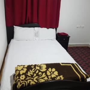 Un ou plusieurs lits dans un hébergement de l'établissement Hotel camping amtoudi