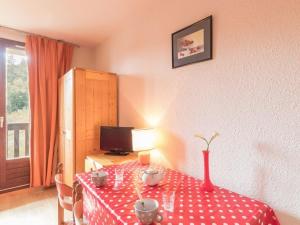 una habitación con una mesa con un mantel de lunares rojo y blanco en Appartement Puy-Saint-Vincent, 1 pièce, 4 personnes - FR-1-330G-35 en Puy-Saint-Vincent