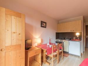 Dapur atau dapur kecil di Appartement Puy-Saint-Vincent, 1 pièce, 4 personnes - FR-1-330G-35