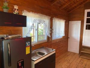 Een keuken of kitchenette bij Cabaña Aurora – COZY Cabin with an Amazing view!