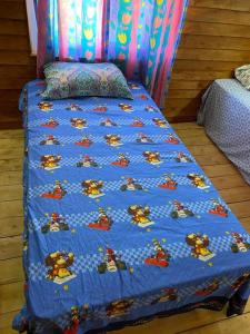 Een bed of bedden in een kamer bij Cabaña Aurora – COZY Cabin with an Amazing view!