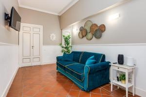 ローマにあるPantheon Luxury Houseのリビングルーム(青いソファ、テレビ付)