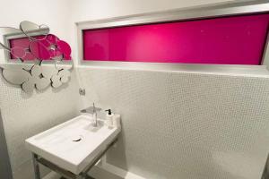 Homelivia, Fuchsialand, lieu cosy, atypique style industriel