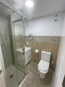 łazienka z prysznicem, toaletą i umywalką w obiekcie PLAYA CARIHUELA Apartamentos El CARMEN w mieście Torremolinos +26 zdjęć