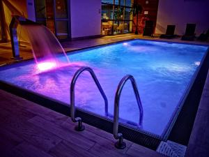 - une piscine avec une fontaine dans un bâtiment dans l'établissement Dolina Leśnicy SKI & SPA Resort, à Brenna