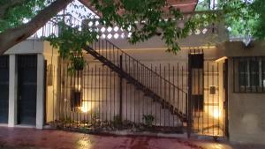 una puerta de hierro forjado frente a una casa con luces en Solaire Carrodilla en Luján de Cuyo