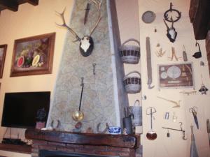 una pared con chimenea con reloj en Cortijo Lagarín, en El Gastor