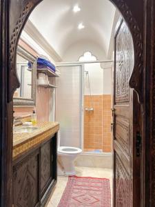 een badkamer met een toilet, een wastafel en een douche bij Flair's Family Apartment in Marrakesh