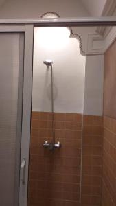 un bagno con doccia e porta in vetro di Flair's Family Apartment a Marrakech