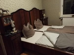 two twin beds with pillows sitting next to each other at Staffel`s Hob in Oberrosphe