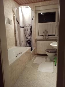 ein Badezimmer mit einer Badewanne, einem WC und einem Waschbecken in der Unterkunft Staffel`s Hob in Oberrosphe