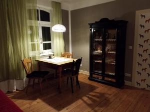 a dining room with a table and chairs and a cabinet at Staffel`s Hob in Oberrosphe