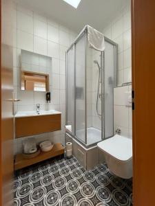 a bathroom with a shower and a sink and a toilet at Hotel Himmel und Havel in Berlin