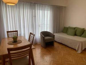 Habitación con cama, mesa y comedor. en Cálido departamento en Palermo en Buenos Aires