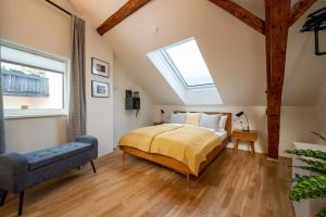 ein Schlafzimmer mit einem Bett und einem Dachfenster in der Unterkunft NOAS Home in Innsbruck