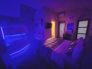 a bedroom with a purple room with a bed and a tub at QUART0 GREC0 Suite 17 in Altamura