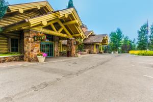 un aparcamiento vacío frente a un edificio en Single Level Ranch Condo in Elkhorn, en Sun Valley