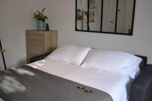 Ένα ή περισσότερα κρεβάτια σε δωμάτιο στο APPARTEMENT FACE À LA PLAGE Terrasse-Garage-Wifi-Draps et Serviettes