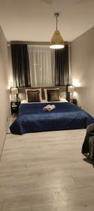 ワルシャワにあるCity Centerのベッドルーム1室(大型ベッド1台、青い毛布付)