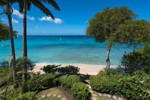 una playa con palmeras y el océano en Mahogany Bay by Blue Sky Luxury, en Saint James