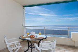 Balkón alebo terasa v ubytovaní Front sea view apartment on Marbella's beach promenade