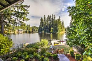 vistas a un lago con árboles y un muelle en Lakefront Olympia Home with Private Dock and Views!, en Olympia