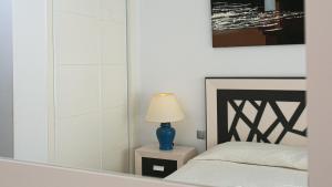 Posteľ alebo postele v izbe v ubytovaní Front sea view apartment on Marbella's beach promenade