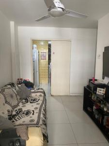 Sala de estar con cama y puerta a la cocina en Apartamento em Copacabana, en Río de Janeiro