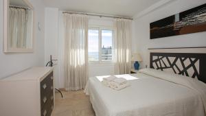 Posteľ alebo postele v izbe v ubytovaní Front sea view apartment on Marbella's beach promenade