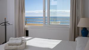 Posteľ alebo postele v izbe v ubytovaní Front sea view apartment on Marbella's beach promenade