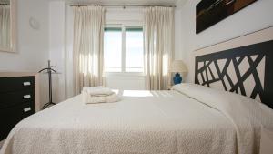 Posteľ alebo postele v izbe v ubytovaní Front sea view apartment on Marbella's beach promenade