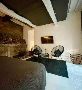 - une chambre avec un lit, des chaises et une table dans l'établissement Casa Valeria - Guest House Centro Storico, à Fano