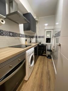 a kitchen with a washer and a washing machine at Bonito piso cerca de Ventas, Madrid in Madrid