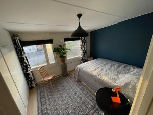 1 dormitorio con cama y pared azul en Stylish 2 bedroom city apartment, en Rovaniemi