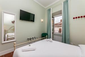 ローマにあるPantheon Luxury Houseのベッドルーム(大きな白いベッド1台、鏡付)