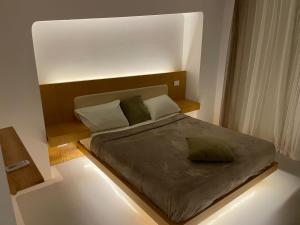1 dormitorio pequeño con 1 cama con luz nocturna en El Gouna La Siesta Apartment, en El Gouna