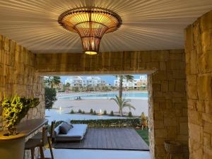 una gran lámpara de araña colgada sobre un patio con piscina en El Gouna La Siesta Apartment, en El Gouna