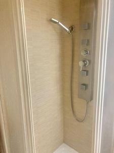 eine Dusche mit Duschkopf in einem Badezimmer in der Unterkunft Magnífico Apartamento en el Centro de Puigcerdá in Puigcerdà