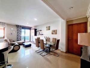 Posedenie v ubytovaní Apartamento con terraza y piscina