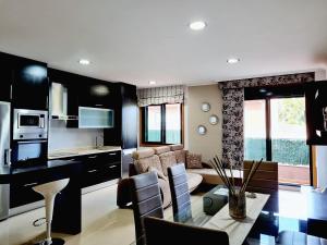 Kuchyňa alebo kuchynka v ubytovaní Apartamento con terraza y piscina